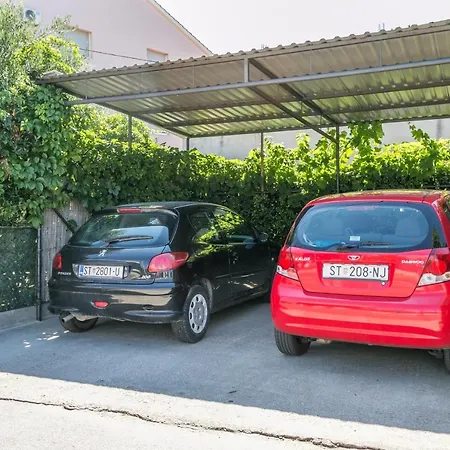 Апартаменты With Parking Space Kastel Stafilic, - 20802