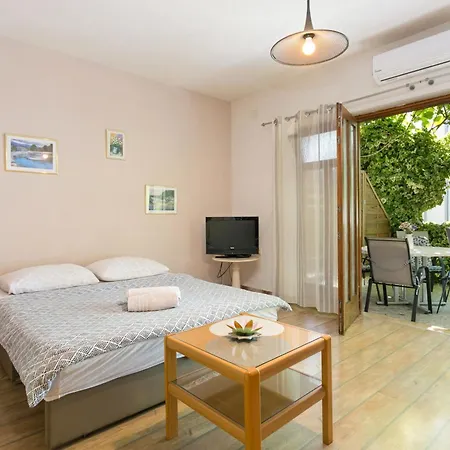 Апартаменты With Parking Space Kastel Stafilic, - 20802 Каштела